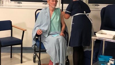 بي بي سي: وليام شكسبير ثاني شخص يتلقى لقاح “كورونا” في بريطانيا