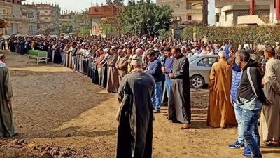 تمنى شفاءها ولما رحل لحقت به.. الآلاف يشيعون جنازة أم ماتت بعد ساعات من وفاة نجلها بالشرقية (صور)