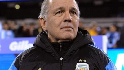 وفاة مدرب منتخب الأرجنتين السابق أليخاندرو سابيلا