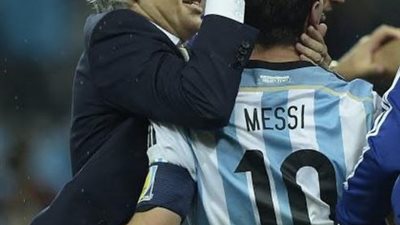 ليونيل ميسي ينعي وفاة مدرب الأرجنتين السابق