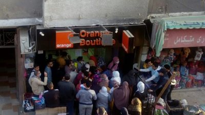 رغم التحذيرات من كورونا.. زحام أولياء الأمور لاستلام شريحة التابلت ببنها (صور)