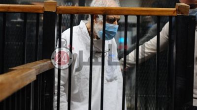 “القاهرة 24” يرصد أول ظهور لمحمود عزت من داخل المحكمة بعد القبض عليه (صور)