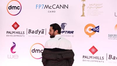 أحمد حاتم يروج لفيلمه “العاشق” بتصرف غريب على السجادة الحمراء في ختام القاهرة السينمائي (صورة)