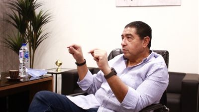 إصابة بالغة لـ”هشام عز العرب” الرئيس السابق لـ”التجاري الدولي”