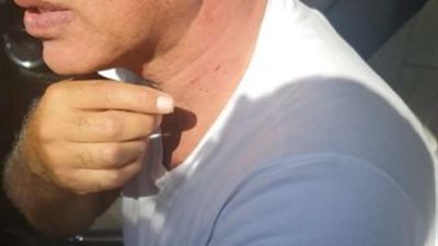 الاعتداء على أيمن يونس وتحطيم زجاج سيارته على يد مجهولين (صور)