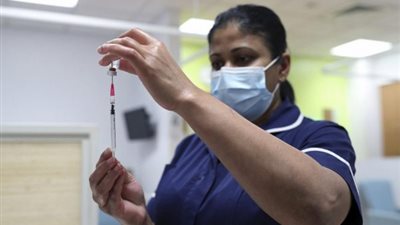 انسحاب عشرات الأطباء البريطانيين من المرحلة الثانية لتطعيم المواطنين بلقاح “فايرز”
