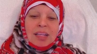 فيفي عبده بعد تعرضها لوعكة صحية: “بنسى ألبس الخرزة الزرقاء”