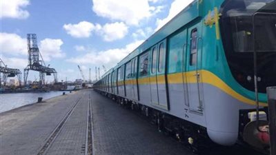 انتهاء نقل قطار المترو الكوري الجديد من ميناء الإسكندرية إلى ورش العباسية بالقاهرة