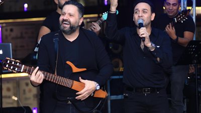 مصطفى قمر يحتفل بعيد ميلاد إدوارد بحضور فرقته “الجيبسي” (صور)