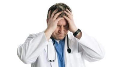 الأخطاء الطبية وقلة النوم تسهم في إرهاق الطبيب (دراسة) 