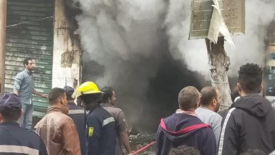 حريق ضخم يلتهم محل قطع غيار سيارات بشارع ترعة الزمر (صور)