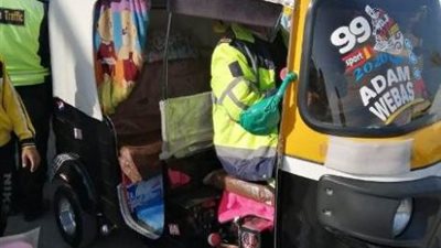 بعد دهس ابنه وإصابته بجرح قطعي.. والد طالب بسوهاج يناشد بتقنين أوضاع “التوك توك” 