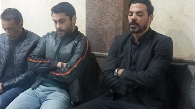 عمرو زكي يصل عزاء والده ويعتذر للجميع عن التأخير (صور)