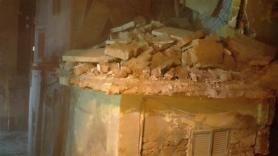 انهيار أجزاء من عقار متهالك في المنصورة والحي يزيله 