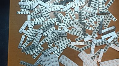 جمارك مطار القاهرة تضبط محاولة تهريب أقراص مخدرة