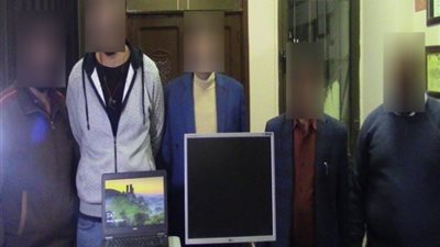 القبض على متهمين ساوموا سيدة على نشر صورها الخاصة