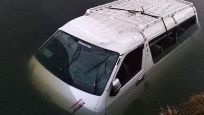 انتشال سيارة سقطت في ترعة بالقناطر الخيرية