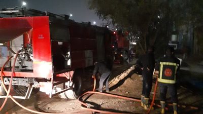 الدفع بـ6 سيارات إطفاء للسيطرة على حريق مصنع بميت حلفا بقليوب (صور)