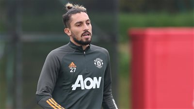 مانشستر يونايتد يحتفل بعيد ميلاد لاعبه البرازيلي أليكس تيليس