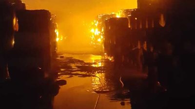 نشوب حريق بجوار نادي الأطباء بأسيوط (فيديو)