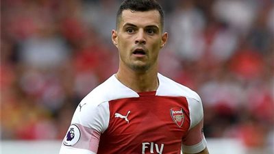 تشاكا يفاضل بين 4 أندية للرحيل عن أرسنال
