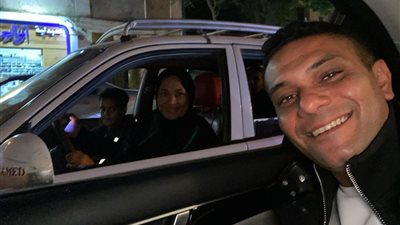 آسر ياسين يشيد بسائقة 