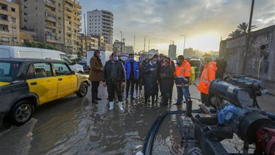 محافظ الإسكندرية يتابع تصريف مياه الأمطار.. ويطالب بحل أي مشكلة طارئة فورًا (صور)