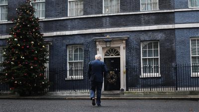 جدل حول إغلاق بريطانيا قبل عيد الميلاد.. وجونسون يقاوم الدعوات