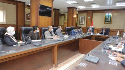 محافظ سوهاج ونائبه يلتقيان خريجي البرنامج الرئاسي لتأهيلهم للقيادة