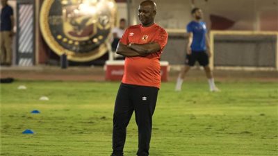 القلق يسيطر على الجهاز الفني للأهلي بعد إصابة موسيماني بكورونا