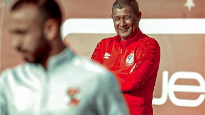 كيفين جونسون يحاضر لاعبي الأهلي بالفيديو استعدادًا لمواجهة المحلة