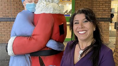 سانتا كلوز يعانق أحد الممرضين