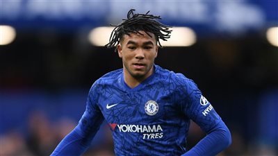 مدافع تشيلسي يتعرض للسرقة ويعلق: 