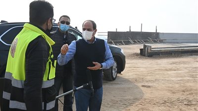خلال جولة تفقدية.. السيسي يستوقف عاملًا لمناقشته في أعمال مشروع تطوير الطريق الدائري