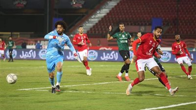 محمود كهربا يعزز تقدم الأهلي بهدف ثانٍ أمام غزل المحلة