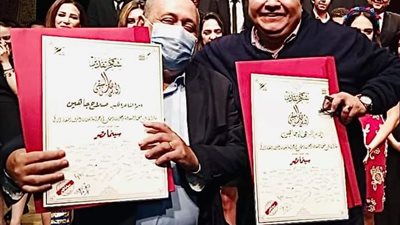 خالد جلال يكرم صلاح جاهين ونجله في الليلة 32 لمسرحية 