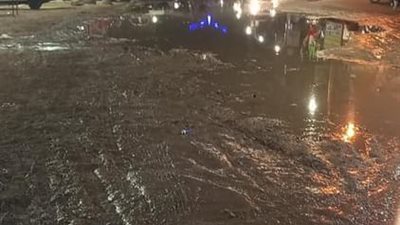 الشوارع تحولت لبرك من الطين .. الغضب يسيطر على أهالي مدينة الخصوص بالقليوبية لإهمال المسؤولين فى شفط مياه الأمطار (صور)