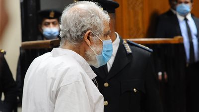 مرتديًا كمامة.. إيداع محمود عزت قفص الاتهام وسط حراسة مشددة 