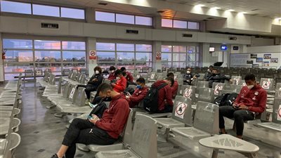 بعثة منتخب الشباب تصل مطار القاهرة بعد عودتها من تونس