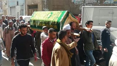 بكاء وعويل.. المئات يشيعون 