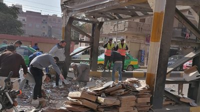 سيارة محملة بسيراميك تغلق الكوبري العلوي بشبين الكوم (صور) 