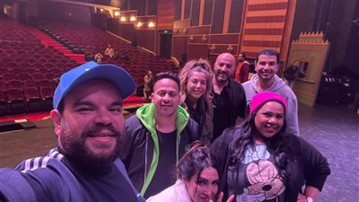 محمد عبد الرحمن بطل مسرحية هابي نيو يير على مسرح 