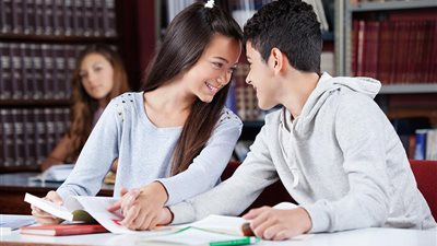 خبيرة علاقات أسرية: الحب خلال فترة المراهقة قد يكون حقيقيًا ونقيًا (فيديو)