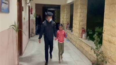 في لفتة إنسانية.. الخدمات الأمنية تعيد طفلة ضلت الطريق عن أسرتها (صور)