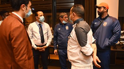 إخصائي التغذية بالأهلي يطمئن على إعداد وجبات الفريق الأول في النيجر