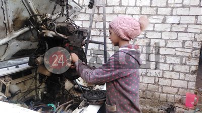 منة السيد طالبة بكفر الشيخ تعمل في إصلاح السيارات وتناشد الرئيس السيسي بمنحها ورشة (صور وفيديو)