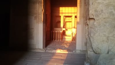 بدون احتفالات..تعامد الشمس على قدس أقداس معبد قصر قارون بالفيوم (صور)