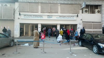 بسبب كورونا.. فض تجمع المئات من المواطنين أمام مكتب التأشيرات بطنطا (صور )