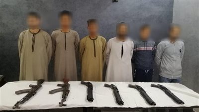 نقاش بين عائلتين يتحول إلى مشاجرة بالأسلحة النارية في الصعيد