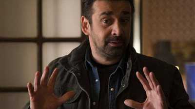 كريم عبد العزيز يعلن وفاة عمه.. ويطلب من الجمهور الدعاء له